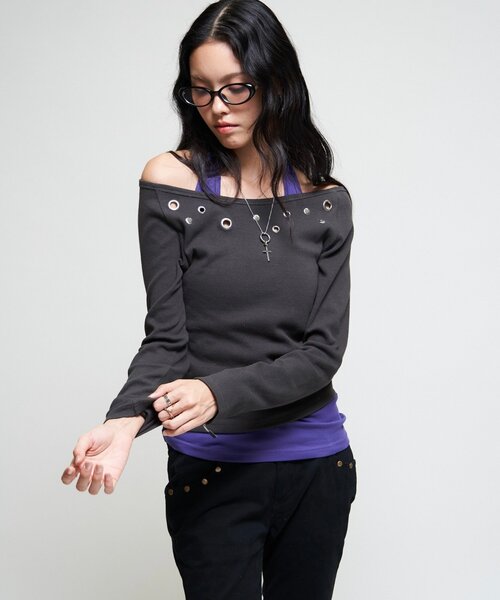 WHO'S WHO gallery(フーズフーギャラリー)の「【WEB限定/26AW新色あり】アイレットオフショルトップス(Tシャツ/カットソー・レディース・ブラック/サックスブルー/オフホワイト/パープル/チャコールグレー・FREE)」の21枚目の写真