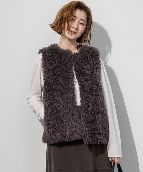 23区 L(ニジュウサンクオオキイサイズ)の「ECOPELウェイビー エコファー ジレ(その他アウター・レディース・ベージュ系/グレー系/アイボリー系・44/46)」の2枚目の写真