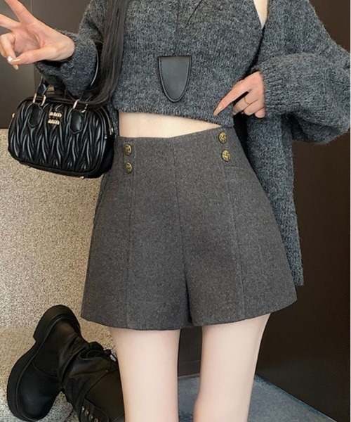 LADY LIKE(レディライク)の「【秋冬新作】ポケット付き4つボタンショートパンツ(その他パンツ・レディース・ブラック/グレー・M)」の6枚目の写真