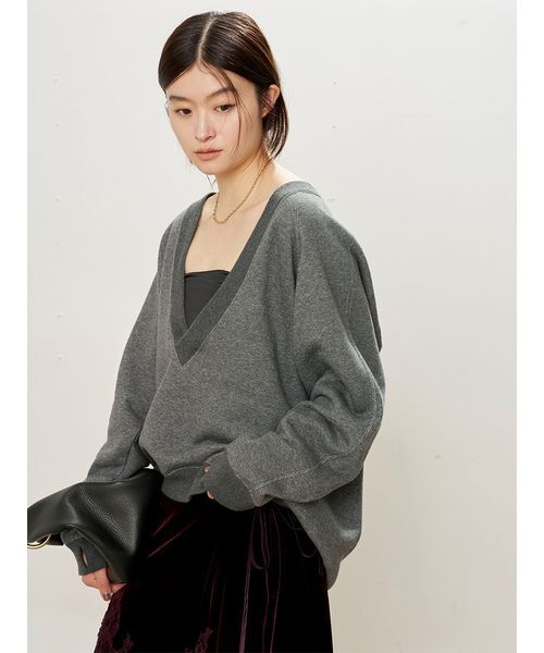 MIESROHE(ミースロエ)の「ディープスリットスウェットトップス(スウェット・レディース・グレー/ワインレッド/ホワイト・F)」の2枚目の写真