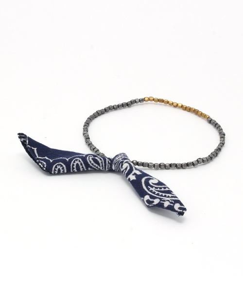 BEAMS LIGHTS Men's（ビームスライツ メンズ）の「Com2ons Code×BEAMS LIGHTS / 別注 バンダナアンクレット(日本製)（アンクレット・メンズ・ホワイト/ネイビー・ONE SIZE）」の2枚目の写真