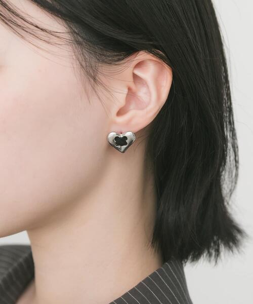 SMELLY（スメリー）の「クロスボタンメタルハートピアス（ピアス（両耳用）・レディース・シルバー系その他・-）」の2枚目の写真