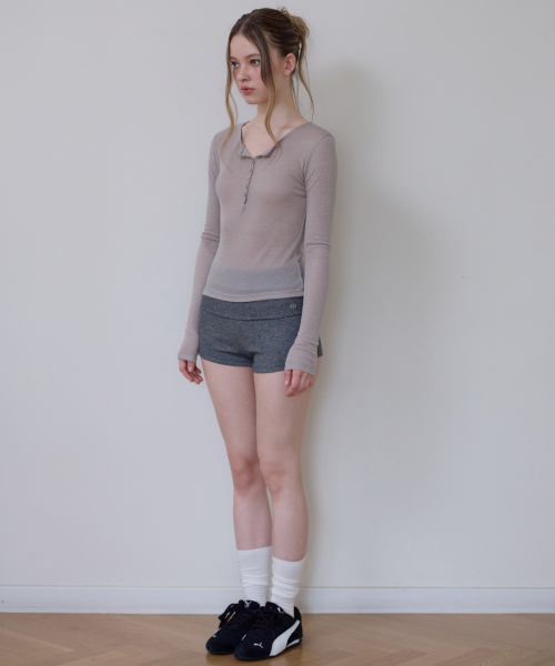 ROSEFRANTZ（ロゼフランツ）の「Henley Neck Layered Long Sleeve [Beige]（Tシャツ/カットソー・レディース・ブラウン・OS）」の2枚目の写真