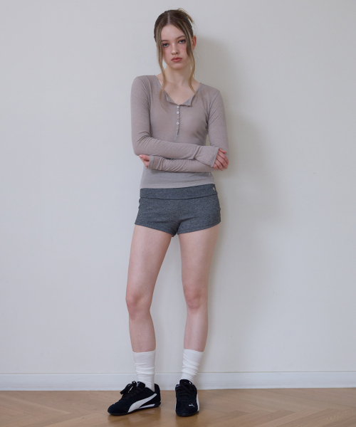 ROSEFRANTZ（ロゼフランツ）の「Henley Neck Layered Long Sleeve [Beige]（Tシャツ/カットソー・レディース・ブラウン・OS）」の3枚目の写真