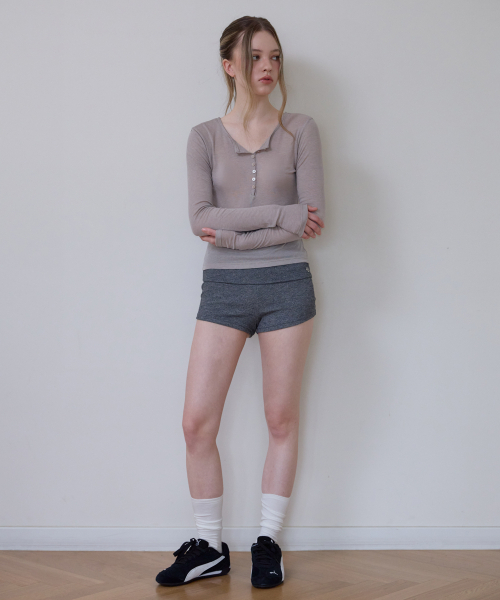 ROSEFRANTZ（ロゼフランツ）の「Henley Neck Layered Long Sleeve [Beige]（Tシャツ/カットソー・レディース・ブラウン・OS）」の4枚目の写真
