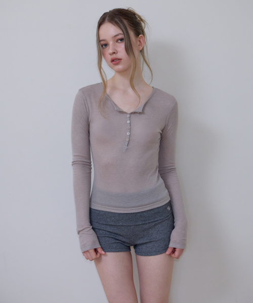 ROSEFRANTZ（ロゼフランツ）の「Henley Neck Layered Long Sleeve [Beige]（Tシャツ/カットソー・レディース・ブラウン・OS）」の7枚目の写真
