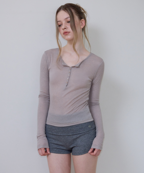 ROSEFRANTZ（ロゼフランツ）の「Henley Neck Layered Long Sleeve [Beige]（Tシャツ/カットソー・レディース・ブラウン・OS）」の9枚目の写真