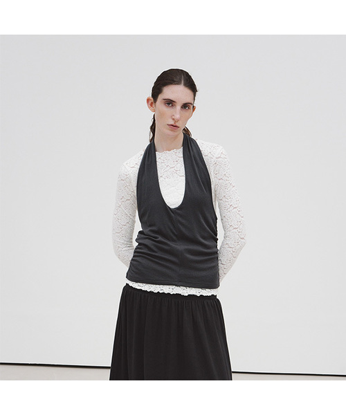 MOHAN（モハン）の「TIF HALTER-NECK SHIRRING TOP_3COLORS（Tシャツ/カットソー・レディース・チャコールグレー/アッシュブラウン/ブラウン・SMALL/MEDIUM/LARGE）」の2枚目の写真