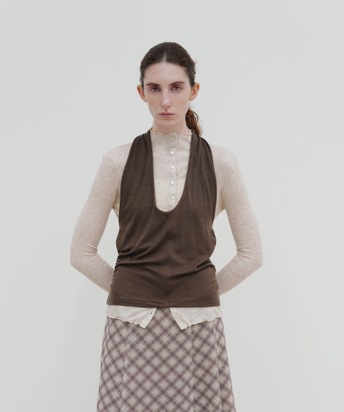 MOHAN（モハン）の「TIF HALTER-NECK SHIRRING TOP_3COLORS（Tシャツ/カットソー・レディース・チャコールグレー/アッシュブラウン/ブラウン・SMALL/MEDIUM/LARGE）」の5枚目の写真