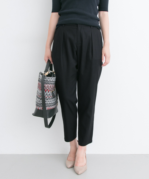 URBAN RESEARCH（アーバンリサーチ）の「UR テンセルストレッチタックテーパードパンツ（その他パンツ・レディース・ベージュ/ブラック・36/38）」の2枚目の写真