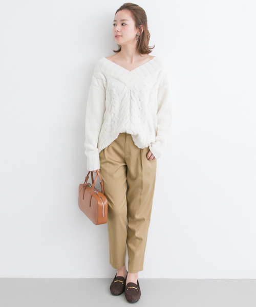 URBAN RESEARCH（アーバンリサーチ）の「UR テンセルストレッチタックテーパードパンツ（その他パンツ・レディース・ベージュ/ブラック・36/38）」の4枚目の写真