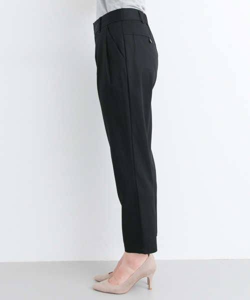 URBAN RESEARCH（アーバンリサーチ）の「UR テンセルストレッチタックテーパードパンツ（その他パンツ・レディース・ベージュ/ブラック・36/38）」の6枚目の写真