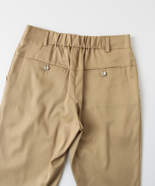 URBAN RESEARCH（アーバンリサーチ）の「UR テンセルストレッチタックテーパードパンツ（その他パンツ・レディース・ベージュ/ブラック・36/38）」の12枚目の写真