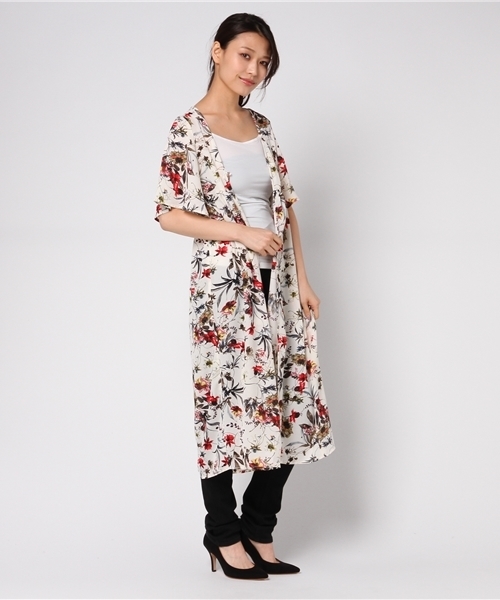 VENCEEXCHANGE（ヴァンスエクスチェンジ）の「Vネック花柄シャツディガン              （カーディガン/ボレロ・レディース・ブラック/オフホワイト・MEDIUM）」の2枚目の写真