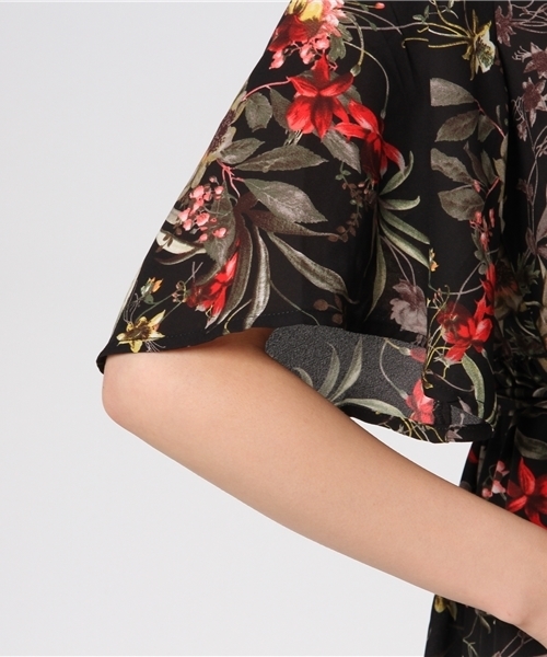 VENCEEXCHANGE（ヴァンスエクスチェンジ）の「Vネック花柄シャツディガン              （カーディガン/ボレロ・レディース・ブラック/オフホワイト・MEDIUM）」の4枚目の写真