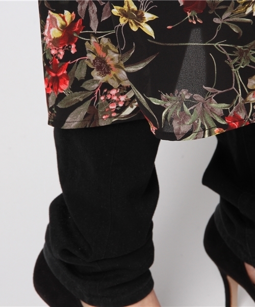 VENCEEXCHANGE（ヴァンスエクスチェンジ）の「Vネック花柄シャツディガン              （カーディガン/ボレロ・レディース・ブラック/オフホワイト・MEDIUM）」の5枚目の写真