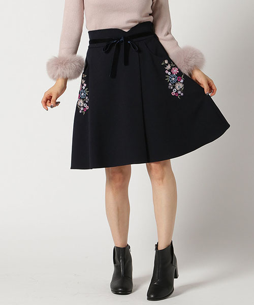 WILLSELECTION(ウィルセレクション)の「刺繍フレアスカート ◆(スカート・レディース・レッド/ネイビー・M/L/MEDIUM)」の2枚目の写真