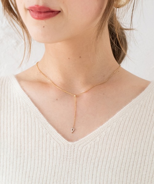 LOUNGEDRESS（ラウンジドレス）の「【ARIANNY】トライアングルネックレス（ネックレス・レディース・ゴールド・FREE）」の3枚目の写真