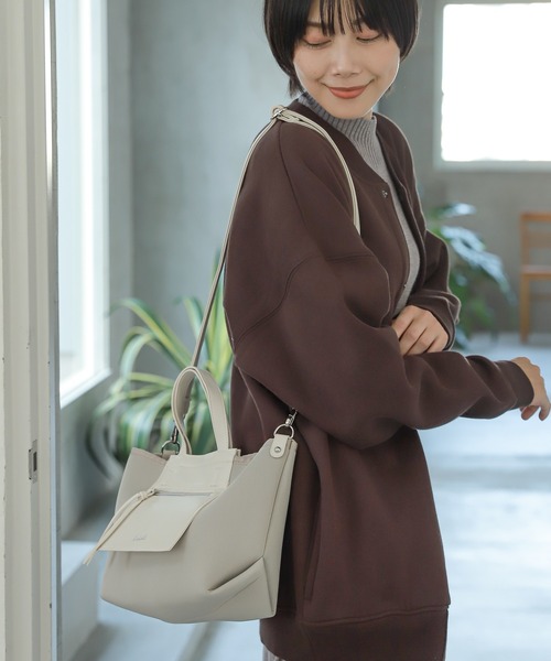 LAKOLE（ラコレ）の「ネオプレーンフロントポケットショルダーバッグ / 216803（ショルダーバッグ・レディース・ブラック/カーキオリーブ/グレイッシュベージュ・FREE）」の3枚目の写真