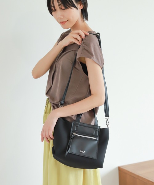 LAKOLE（ラコレ）の「ネオプレーンフロントポケットショルダーバッグ / 216803（ショルダーバッグ・レディース・ブラック/カーキオリーブ/グレイッシュベージュ・FREE）」の2枚目の写真