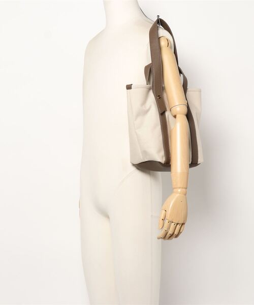 NATURAL BEAUTY BASIC（ナチュラルビューティーベーシック）の「イレギュラーショルダー２ＷＡＹトート（トートバッグ・レディース・ベージュ系その他2/レッド/ブラック・ﾌﾘ-）」の4枚目の写真