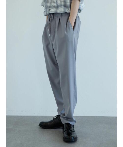 koe(コエ)の「ポリトロテーパードパンツ*(スラックス・レディース・ブラック/ライトグレー/ライトベージュ・M/S/L)」の12枚目の写真