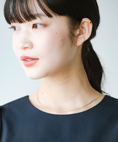 haco!(ハコ)の「大人っぽさと女っぽさをそっとプラス!雰囲気を変えて幅広く楽しめるスネークチェーンネックレス2本セット(ネックレス・レディース・ゴールド・ONE SIZE)」の7枚目の写真