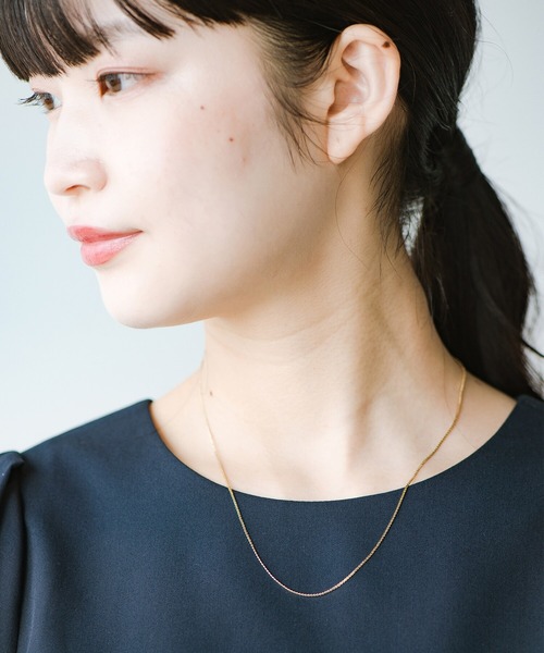 haco!(ハコ)の「大人っぽさと女っぽさをそっとプラス!雰囲気を変えて幅広く楽しめるスネークチェーンネックレス2本セット(ネックレス・レディース・ゴールド・ONE SIZE)」の5枚目の写真
