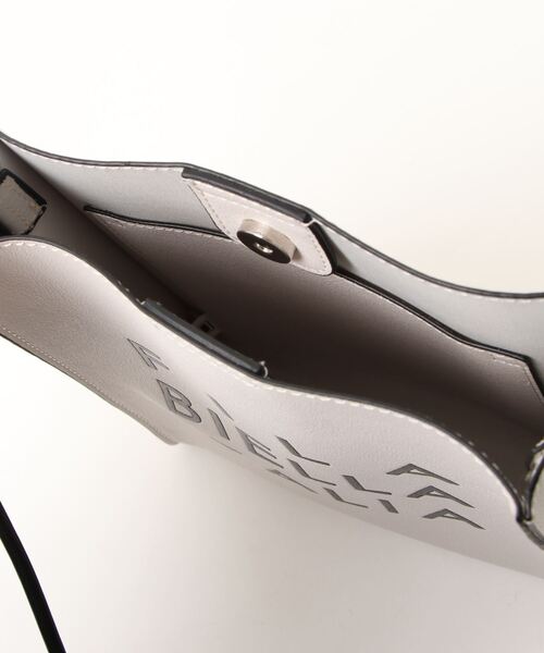 FILA(フィラ)の「【FILA/フィラ】フェイクレザー スクエアショルダーバッグ ミニショルダーバッグ/PUレザー(ショルダーバッグ・レディース・ブラック/オフホワイト・FREE)」の3枚目の写真