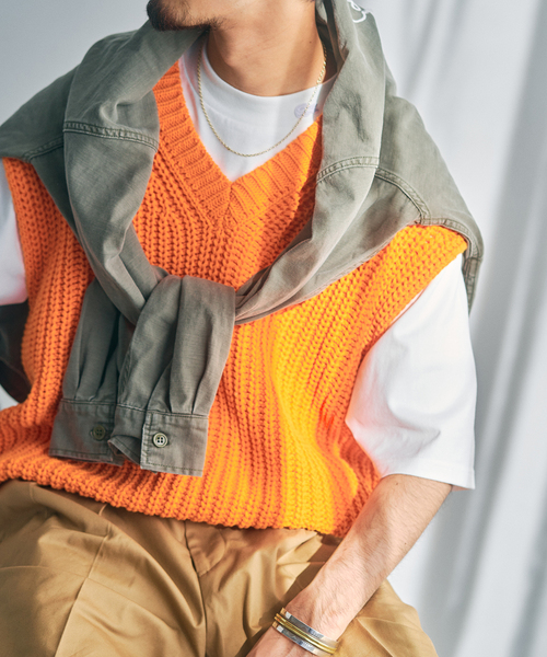 SLOANE（スローン）の「【SLOANE / スローン】別注 Vネック ニットベスト（ベスト・メンズ・オレンジ/ブラック/ナチュラル/グリーン・FREE）」の4枚目の写真