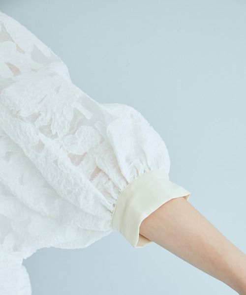 レース調ジャガードパイピングブラウス