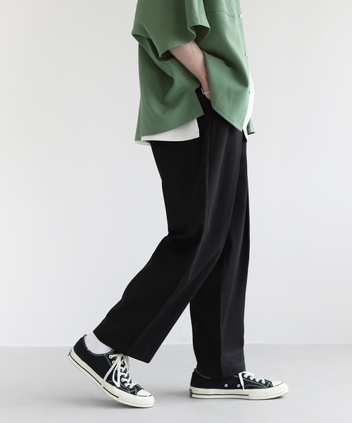 LILL（リル）の「ディープツータックワイドテーパードパンツ