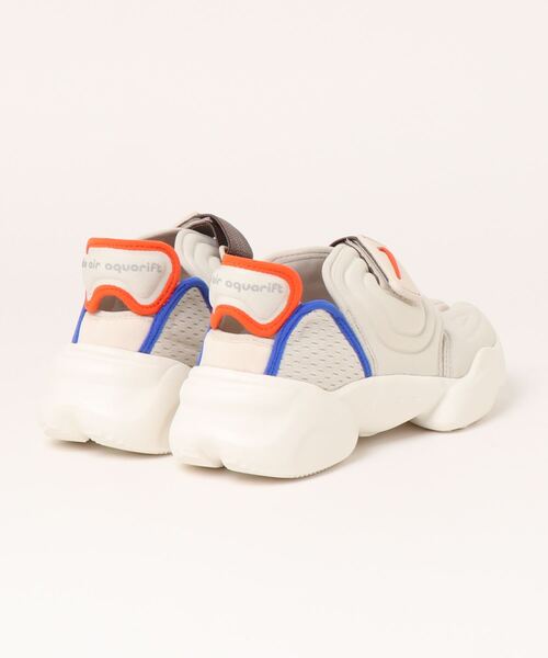 NIKE(ナイキ)の「(NIKE)ナイキ アクア リフト プレミアム シューズ(スニーカー・レディース・ベージュ・23/24.0/25.0)」の2枚目の写真