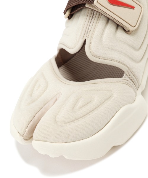 NIKE(ナイキ)の「(NIKE)ナイキ アクア リフト プレミアム シューズ(スニーカー・レディース・ベージュ・23/24.0/25.0)」の5枚目の写真