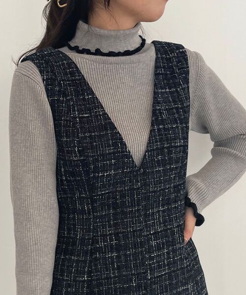 MAJESTIC LEGON（マジェスティックレゴン）の「プチフリルタートルニット（ニット/セーター・レディース・ブラック/ブラウン/アイボリー/ピンクベージュ/グレー・MEDIUM）」の2枚目の写真