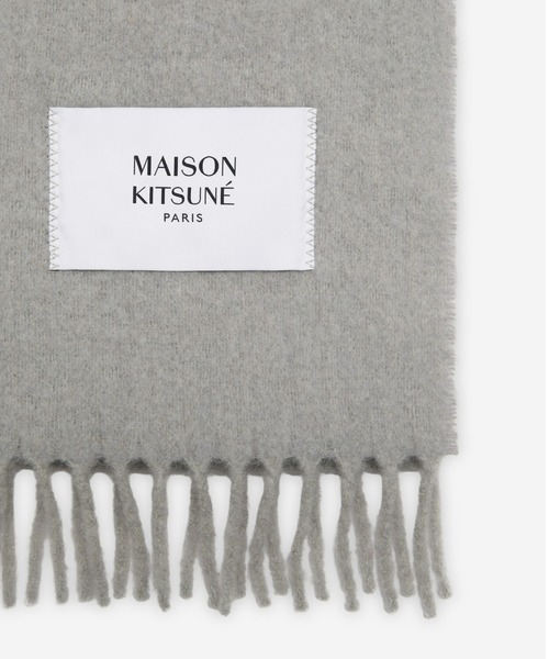 Maison Kitsune（メゾンキツネ）の「PLAIN FRINGED SCARF（ストール/ショール・メンズ・ダークカーキ/キナリ/ライトグレー・U）」の4枚目の写真
