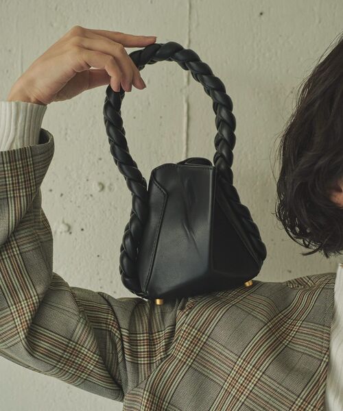 Kari & lili(カウリアンドリィリィ)の「twist handle bag(ショルダーバッグ・レディース・ブラック・ONE SIZE)」の1枚目の写真