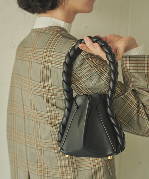 Kari & lili(カウリアンドリィリィ)の「twist handle bag(ショルダーバッグ・レディース・ブラック・ONE SIZE)」の6枚目の写真