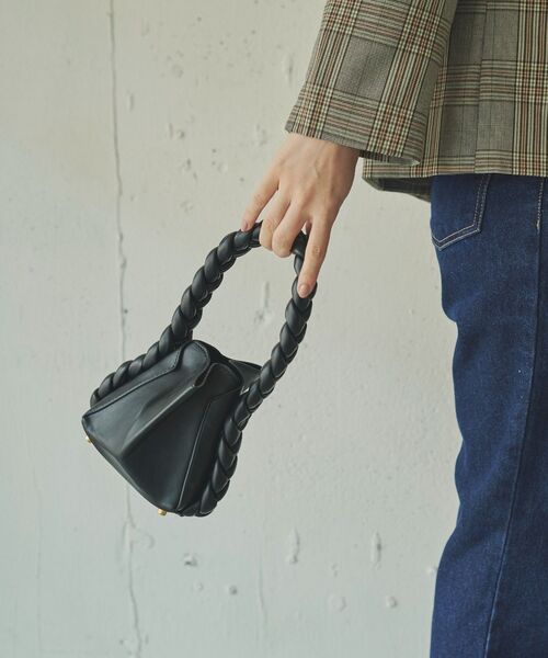 Kari & lili(カウリアンドリィリィ)の「twist handle bag(ショルダーバッグ・レディース・ブラック・ONE SIZE)」の4枚目の写真