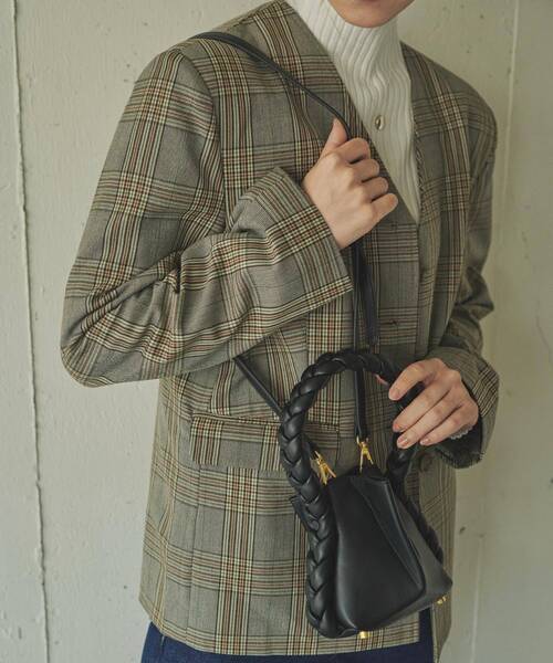 Kari & lili(カウリアンドリィリィ)の「twist handle bag(ショルダーバッグ・レディース・ブラック・ONE SIZE)」の3枚目の写真