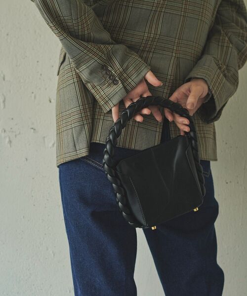 Kari & lili(カウリアンドリィリィ)の「twist handle bag(ショルダーバッグ・レディース・ブラック・ONE SIZE)」の7枚目の写真