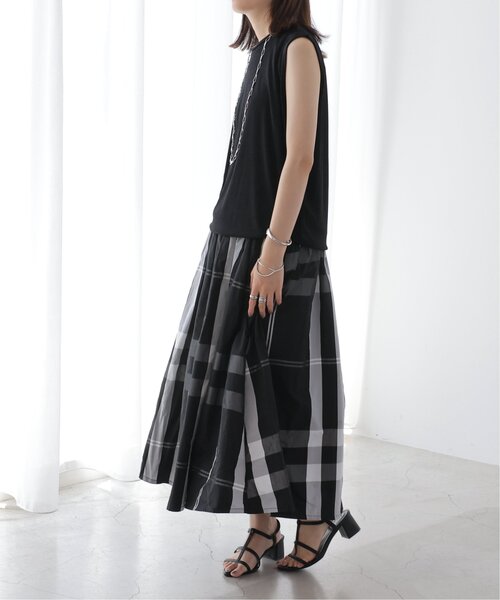 frames RAY CASSIN（フレームスレイカズン）の「ビッグチェック　ソフトナイロンスカート（スカート・レディース・オフホワイト/ブラック/ネイビー・FREE）」の4枚目の写真