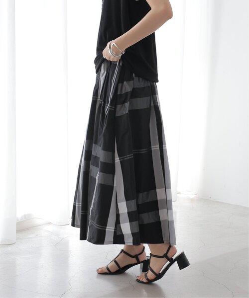 frames RAY CASSIN（フレームスレイカズン）の「ビッグチェック　ソフトナイロンスカート（スカート・レディース・オフホワイト/ブラック/ネイビー・FREE）」の15枚目の写真