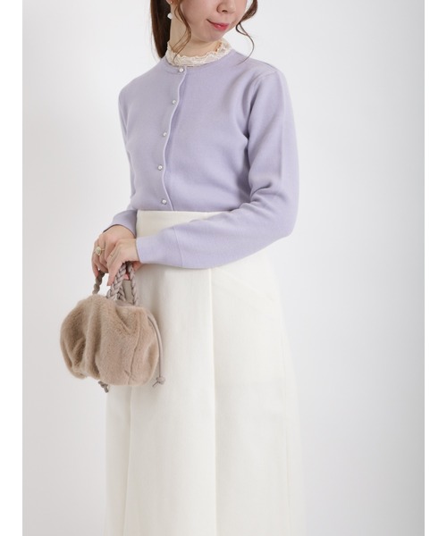 Te chichi（テチチ）の「パールボタンクルーネックカーディガン（カーディガン/ボレロ・レディース・ブラック/ブルー/オフホワイト/ラベンダー/ベージュ/ミント・ﾌﾘ-）」の6枚目の写真