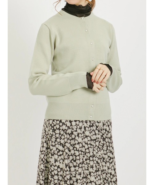 Te chichi（テチチ）の「パールボタンクルーネックカーディガン（カーディガン/ボレロ・レディース・ブラック/ブルー/オフホワイト/ラベンダー/ベージュ/ミント・ﾌﾘ-）」の4枚目の写真