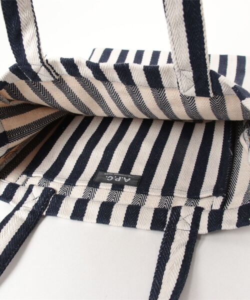 A.P.C.(アーペーセー)の「TOTE LOU 23P(トートバッグ・メンズ・ブラウン系その他/ダークネイビー・ONESIZE)」の4枚目の写真