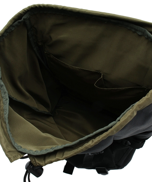 LBC（エルビーシー）の「ポリキャンパスリュック縦            （バックパック/リュック・レディース・ブラック/ダークネイビー・ONE SIZE）」の3枚目の写真