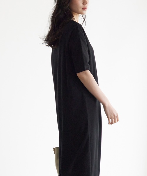 for/c(フォーシー)の「バックスリットTシャツワンピース【サスティナブル】(ワンピース・レディース・グレー/ブラック/ベージュ・LL/M/L)」の15枚目の写真