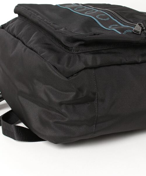 FRED PERRY(フレッドペリー)の「Contrast Tape Backpack(バックパック/リュック・メンズ・ブラック・ONE SIZE)」の3枚目の写真