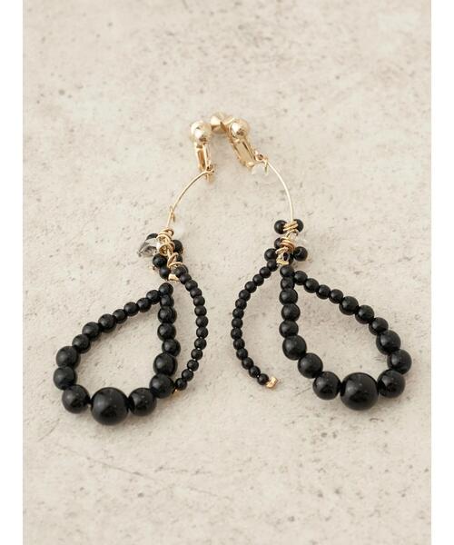 earth music&ecology（アースミュージックアンドエコロジー）の「ビーズドロップイヤリング（イヤリング・レディース・ブラック/アイボリー・FREE）」の2枚目の写真